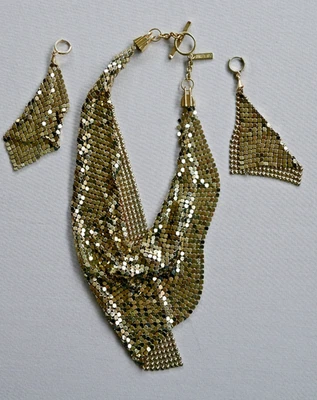 Conjunto de aretes collar babero malla cota malla tono dorado Jennifer Lopez Foto 1 de 4