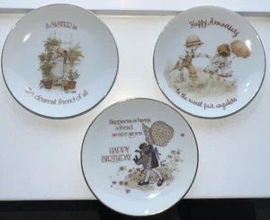 Juego De Colección De 3 Platos De Saludos Americanos Tesoros Duraderos 1976 Holly Hobbie - Imagen 1 de 14