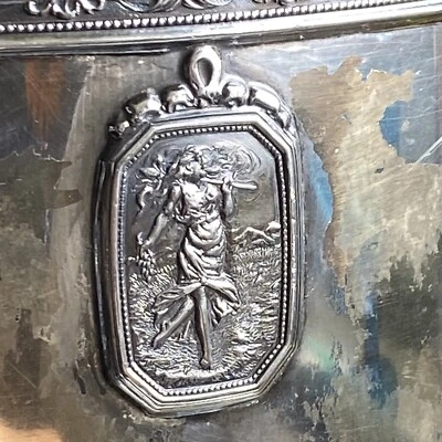 Antigua jarra de agua Homan plateada con camafeo medallón niña diosa de la cosecha Foto 1 de 4