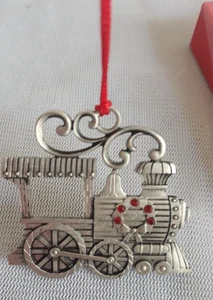 Avon Holiday Memories 2024 tren de peltre adorno nuevo en caja bolsa roja percha roja - Imagen 1 de 11