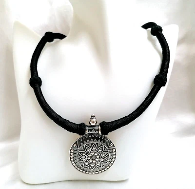 SPETTACOLARE COLLIER INDIA CON CORDONE E MEDAGLIONE IN ARGENTO CESELLATO. - Immagine 1 di 4