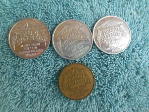 COLLECTION OF 4 VINTAGE FLEA WORLD FUN WORLD SANFORD FLORIDA ARCADE TOKEN COINS - Picture 1 of 2