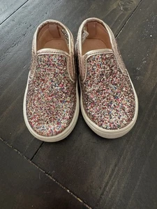 Zapatos sin cordones brillantes Carters para niñas pequeñas talla 4 - Imagen 1 de 5