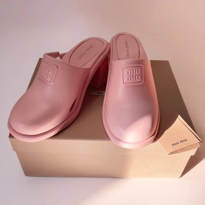 MIU MIU NUEVO CON ETIQUETAS Logo Grabado Goma Suave Bloque Tacón Mules en Rosa Bebé Talla 39/9 Foto 1 de 4