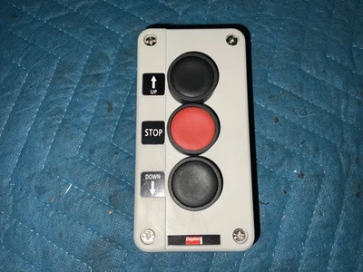 Estación de Control Dayton, 3 Pulsadores, Negro/Rojo 32W273 Dayton 32W273 22 mm (S1K3 Foto 1 de 2