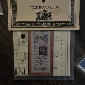 Told in a Garden Amish Quilt Sampler TG46 Punto de Cruz Patrón Gráfico Nuevo en Paquete - Imagen 1 de 2