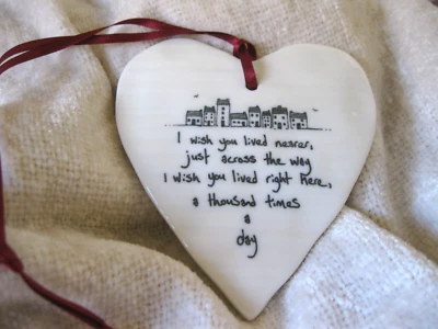Corazón colgante de porcelana del este de la India "I Wish You Lived Nearer" nueva decoración Foto 1 de 4