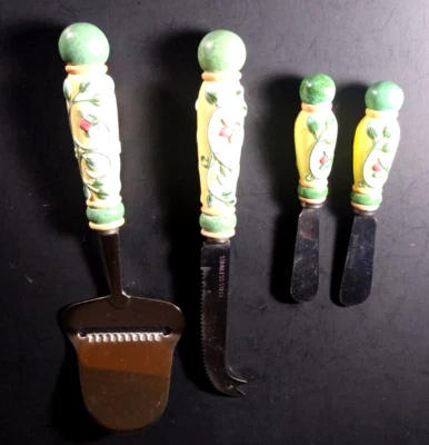 Avião, faca e espalhadores de queijo de jardim francês Pfaltzgraff pequeno nick no avião - Imagem 1 de 4