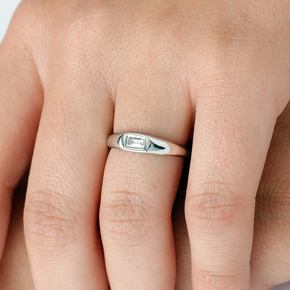 Anillo de sello de diamantes baguette de 0,18 quilates de oro blanco de 14 quilates anillo meñique de diamantes naturales Foto 1 de 4