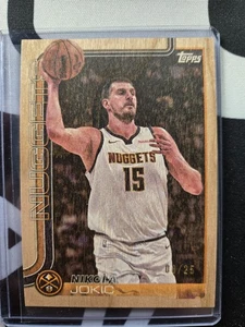 2025-26 Topps Nikola Jokic #101 Wood Parallel 8/25 Denver Nuggets - Bild 1 von 2