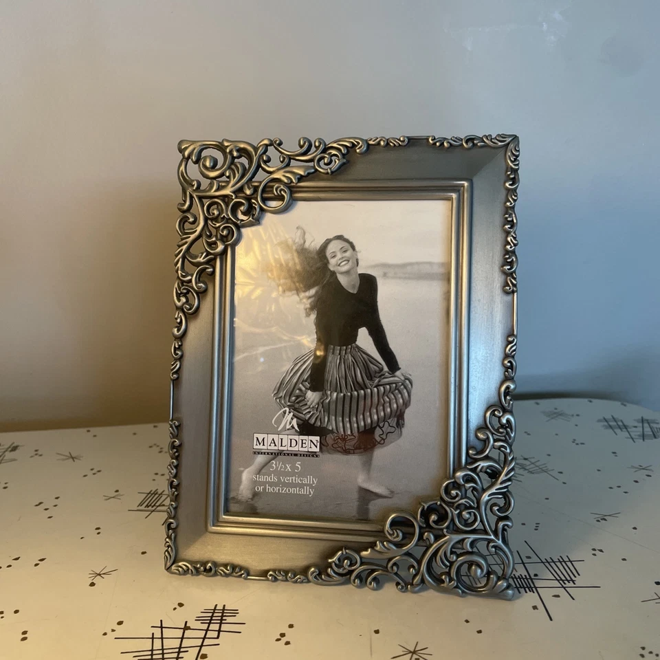 Marco de fotos Malden con pergaminos de esquina de metal gris 3,5x5" acabado satinado independiente Foto 1 de 4