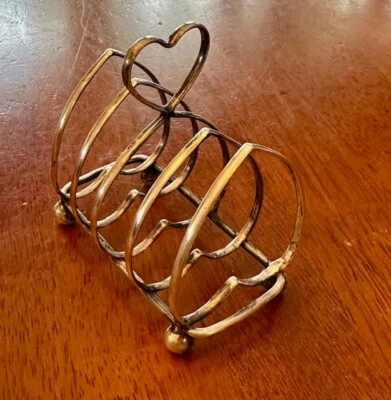 Estante para tostadas de plata de ley maciza 1523 eduardiano en forma de corazón con sello Foto 1 de 4
