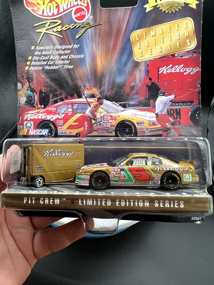 Hot Wheels Racing Pit Crew Cartoon Network Ford Taurus 9 Yellow NRFB F2