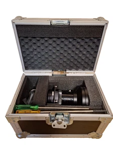 Kurzdistanz Weitwinkel 0,8:1 Projektorobjektiv im strapazierfähigen Transportkoffer. - Bild 1 von 11