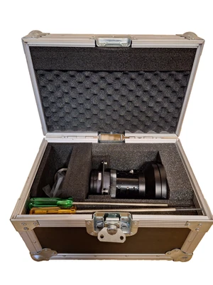 Kurzdistanz Weitwinkel 0,8:1 Projektorobjektiv im strapazierfähigen Transportkoffer. - Bild 1 von 4