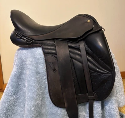 Sillín de resistencia Black Country Equinox de 17" con Foto 1 de 4