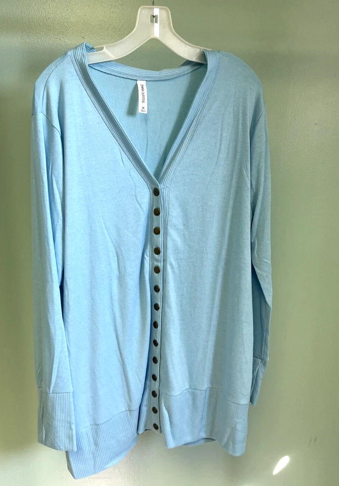 Suéter cadigan azul con botones 3X Zenana Outfitters para mujer Foto 1 de 4
