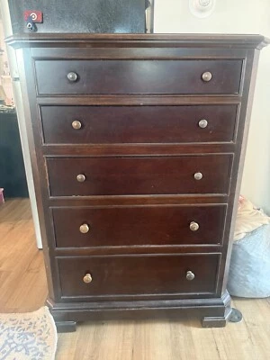 Cómoda Stanley 5 cajones madera.  "Cajones de 51"" de alto, 37"" de ancho, 16"" de profundidad" Foto 1 de 4