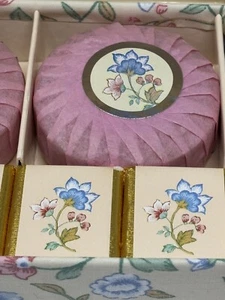 Bioessence Blumenduft 3 Riegel Badeseife 6 Badewürfel Box Neu aus altem Lagerbestand Vintage LESEN - Bild 1 von 4