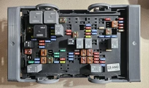 2007-2013 Chevy Silverado GMC Sierra Junction Relay Fuse Box Block 20978812 OEM - Picture 1 of 3
