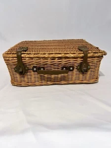 Picknickkorb Vintage 70er Jahre Weidenkoffer Ledergriff und Verschluss - Bild 1 von 15