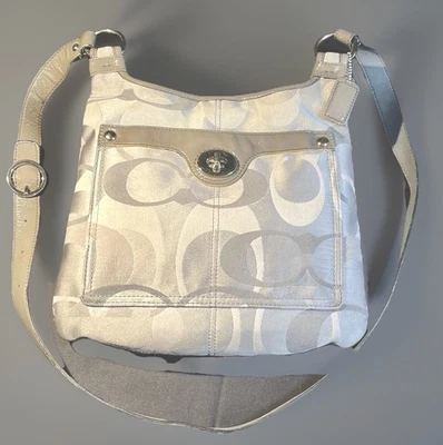 Bandolera Coach F17478 gris plateado charol ribete correa ajustable Foto 1 de 4