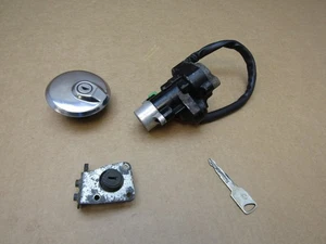 Suzuki GZ 125 2001 17.732 miglia interruttore accensione, tappo carburante e chiave (15292) - Foto 1 di 9