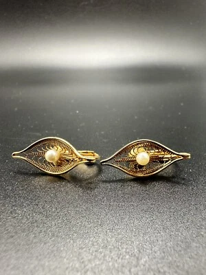 Brincos pendentes vintage anos 60 filigrana Sarah Coventry falso clipe de pérola estilo ouro - Imagem 1 de 4