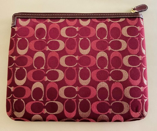 Custodia iPad tablet imbottita con logo firmato COACH bordeaux