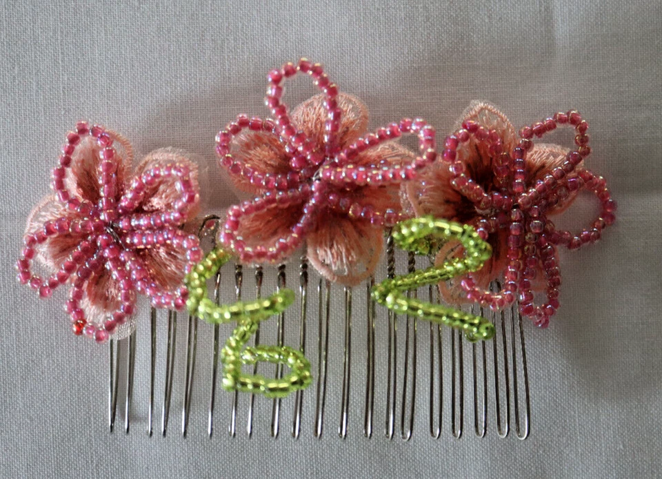 PEINE DE PELO CON CUENTAS A MANO SOBRE FLORES BORDADAS TONOS DE ROSA MELOCOTÓN 3.5"X2" CADA UNO Foto 1 de 3