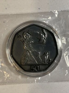 The Wizarding Trunk Harry Potter Christmas Present Coin 50 Pence - Picture 1 of 7