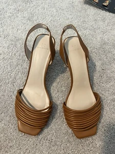 H Halston Hongkong Sandalen Größe 7,5 – hellbraun - Bild 1 von 3