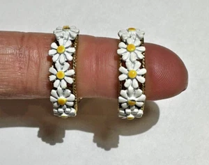 Vintage Dainty Daisy Flower Hand Painted Enamel White Yellow Clip Earrings 4h 4 - Picture 1 of 10