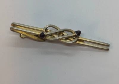 Barra de corbata vintage tono dorado intrincado detalle de nudo piedras rojas Hickok Foto 1 de 4