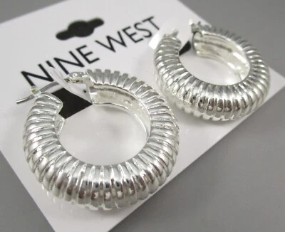 Nuevos Pendientes Perforados NINE WEST 1" Acanalados Tono Plata Poste Aro Abierto 58D Foto 1 de 4