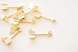 Arrow Connector Charm - 16k chapado en oro sobre latón Arrowhead Pendant Wholesale B - Imagen 1 de 2