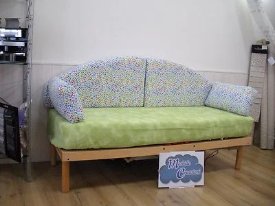 Cameretta set, composto da cuscini e copriletto con angoli. Tessuto Via Roma 60. - Immagine 1 di 3