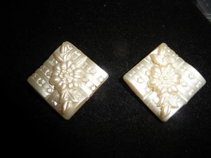 PAR DE CLIPS DE VESTIDO BLANCO DISEÑO DE FLORES PERLADAS 1'' X 1'' #28/17 - Imagen 1 de 10