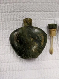 Vintage Green Carved Snuff Bottle with Lid - Picture 1 of 8