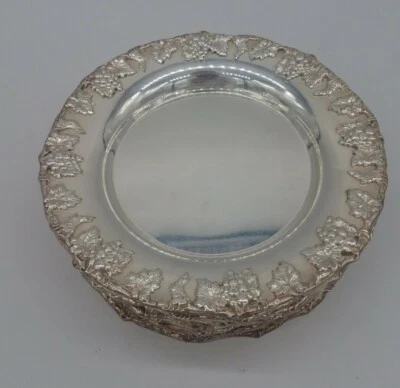 JUEGO DE 12 PLACAS LATERALES PLATEADAS CON PATRÓN DE UVA CON SELLO Foto 1 de 4