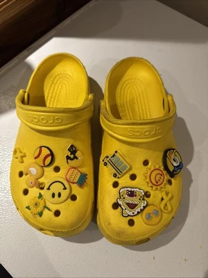 Crocs amarillo con dijes W7/M5 Foto 1 de 3