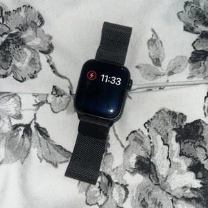 Apple Watch Series SE 40mm Space Grey With Stainless Steel Band (GPS) - MKQ13B/A - Photo 1/2
