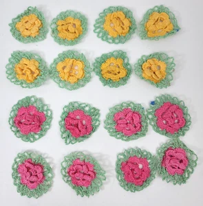 16 Vintage 3D gehäkelte rosa gelb Mini Blumen Deckchen 1,75 Zoll Deckchen Blume Posten - Bild 1 von 11