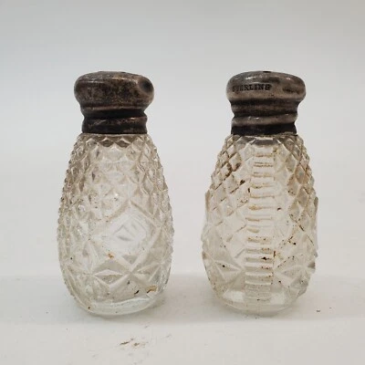 Vidrio cortado moderno vintage de mediados de siglo con tapas de ley salero y pimentero 2" Foto 1 de 4