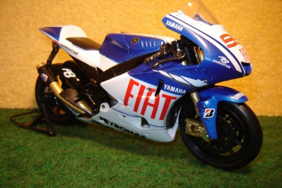 1:12 Yamaha YZR-M1 J.Lorenzo 99 Fiat 2009 NEW RAY 01733 - Bild 1 von 1