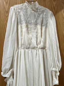 Vintage Wedding Dress Cream Color - Picture 1 of 19