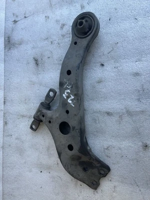 2015 LEXUS ES300H 左驱动侧前置减压臂 48069-06190 — 第 1/4 张图片