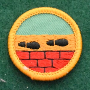 GIRL SCOUT BADGE - WORLDS TO E YELLOW - FOOT TRAVELER - FREE SHIPPIING - Picture 1 of 3