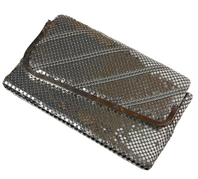 Bolso sin asas BUENO de malla plateada de metal con patrón diagonal correa extraíble Foto 1 de 4