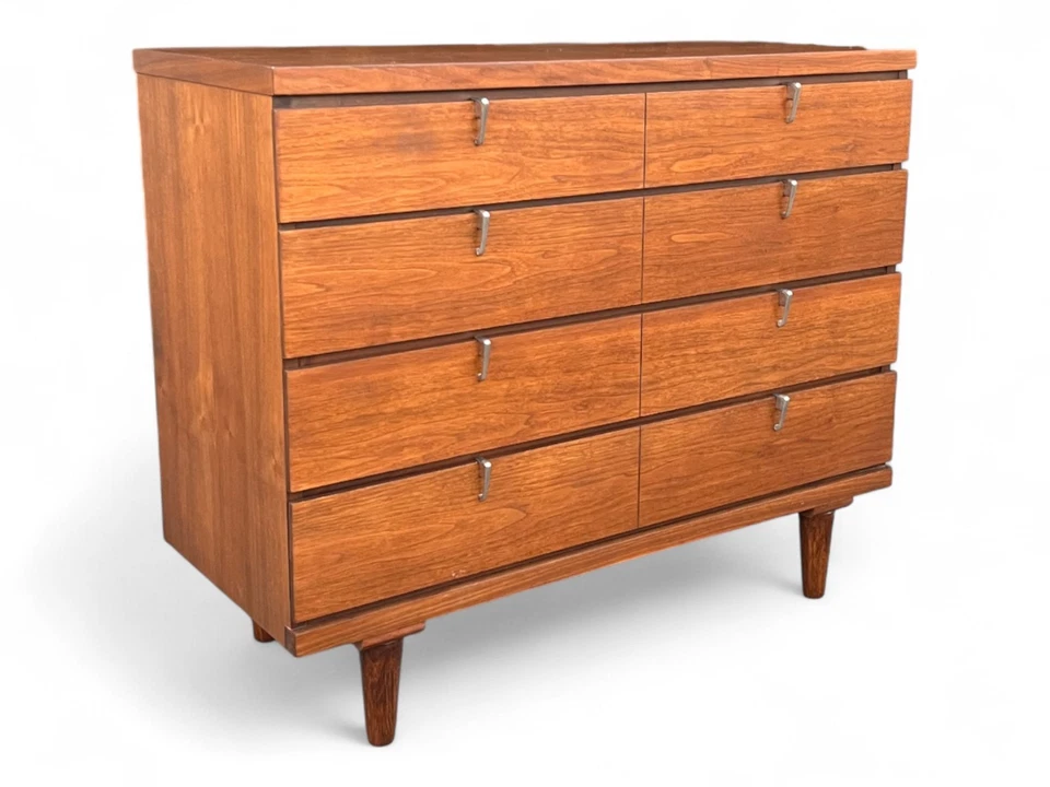 Cómoda moderna de mediados de siglo de nogal con 4 cajones tiradores cromados restaurados Foto 1 de 4